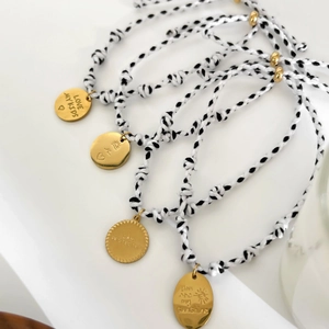Bracelet tressé noir et blanc ajustable avec pendentif en acier et citation inspirante