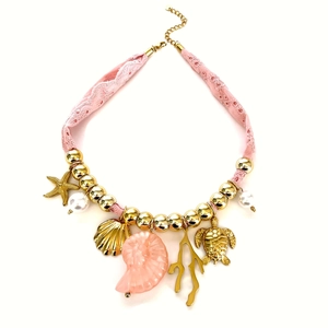 Collana a nastro rosa con ciondoli a forma di stella marina e conchiglia dorata