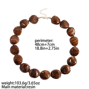 Collana in resina tartarugata marrone con fibbia dorata e catenella di estensione