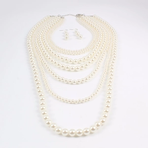 Vue détaillée de l'ensemble collier de perles blanches multicouches et boucles d'oreilles