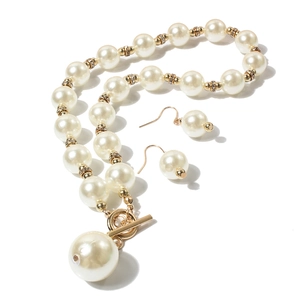 Vista dettagliata del set di gioielli di perle con collana a chiusura OT e orecchini