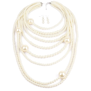 Détail d'un ensemble de colliers de perles multicouches avec de grandes perles et boucles d'oreilles