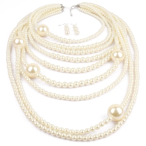 Détail du collier de perles multicouche avec boucles d'oreilles assorties et fermoir argent