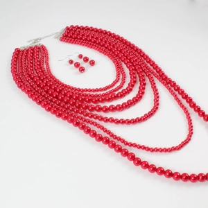Détail d'un collier de perles rouges à plusieurs rangs avec boucles d'oreilles