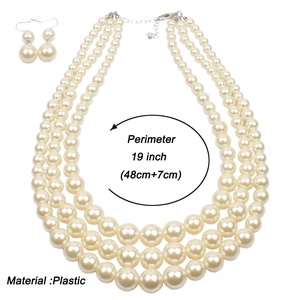 Ensemble collier de perles à trois rangs avec boucles d'oreilles pendantes assorties