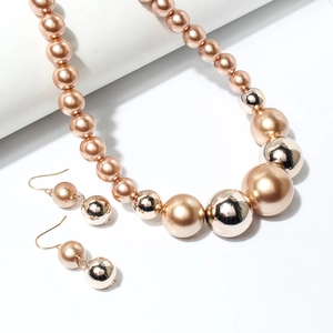 Elegante set collana e orecchini di perle color oro champagne dallo stile minimalista