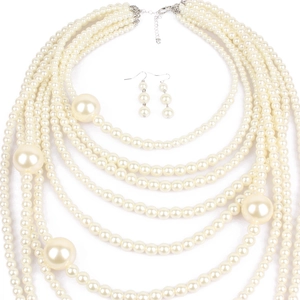 Gros plan détaillé du collier de perles multicouches et des boucles d'oreilles assorties