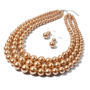 Détails du collier de perles à trois rangs doré champagne et des boucles d'oreilles