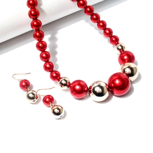Elegante set di gioielli con perle rosse e dorate, collana sfumata e orecchini coordinati