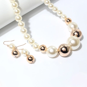 Dettaglio del set gioielli con collana di perle finte e orecchini a goccia in oro rosa