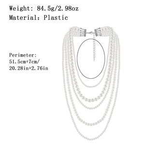 Vue détaillée du collier de perles multicouches avec cinq rangs et chaîne réglable