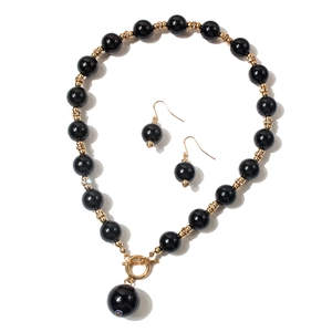 Elegante set di gioielli con perle nere, collana con chiusura a T dorata e orecchini