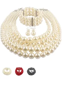 Vue détaillée d'une parure de bijoux en perles multicouches avec collier et boucles