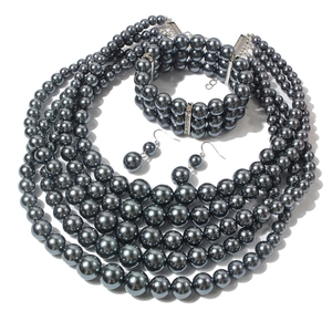 Dreiteiliges dunkelgraues mehrlagiges Perlenketten-Set mit Armband und Ohrringen