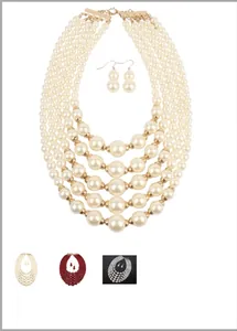 Vue détaillée d'un ensemble collier de perles multicouche vintage et boucles d'oreilles