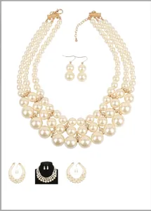 Détail du collier de perles blanches multicouche avec fermoir en métal doré brillant