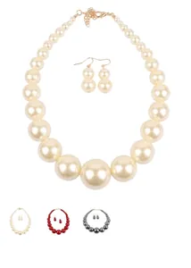 Détail du collier de perles dégradées et boucles d'oreilles en trois coloris assortis
