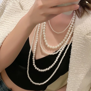 Élégant collier de perles multicouche avec différentes tailles de perles sur un mannequin