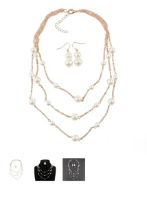 Détail de l'ensemble collier de perles multicouche et boucles d'oreilles assorties