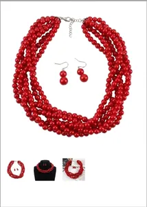 Détail d'un ensemble collier à plusieurs rangs de perles rouges et boucles d'oreilles