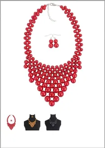 Vue détaillée d'un collier plastron rouge multicouche et de boucles d'oreilles assorties