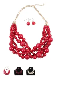 Vue détaillée du collier de perles rouges multicouches et des boucles d'oreilles dorées