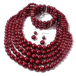 Detailsicht des mehrlagigen dunkelroten Perlensets mit Kette, Armband und Ohrringen