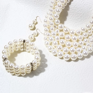 Auffälliges mehrlagiges Perlen-Schmuckset mit Halskette, Armband und Ohrhängern