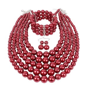 Dreiteiliges burgunderrotes Perlen-Schmuckset mit mehrlagiger Kette und Armband