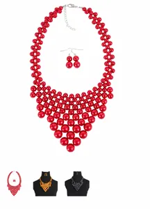Détail du collier ras du cou multicouche en perles rouges et boucles d'oreilles