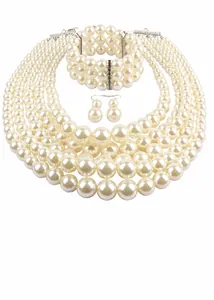 Détails d'un ensemble de bijoux en perles avec collier multicouche, bracelet et boucles