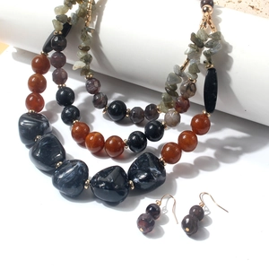 Set collana a tre strati con perle nere sfaccettate e pietre di agata marrone rossastro