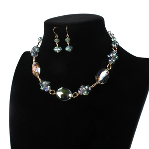 Elegantes Vintage-Set aus Aurora-Kristall-Halskette und Ohrringen auf schwarzem Samt-Büste