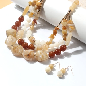 Set collana multistrato e orecchini in tonalità ambra e marrone dallo stile audace