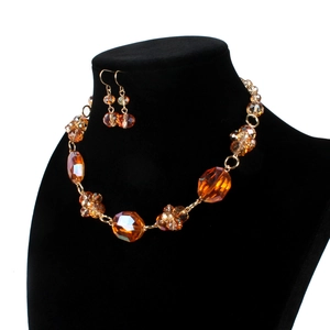 Detailansicht eines Vintage-Kristallschmucksets mit bernsteinfarbenen Perlen