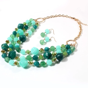 Vue détaillée du collier multicouche en perles de résine verte et parure assortie