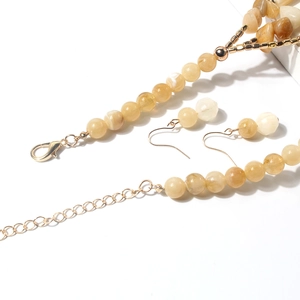 Set collana multistrato e orecchini con perline bicolore e dettagli in metallo dorato