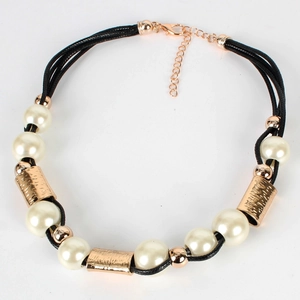 Elegante gewebte Perlenkette mit strukturierten Roségold-Metallrohren und Schnüren