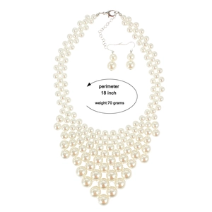 Détail d'un collier plastron multicouche en perles tressées avec boucles d'oreilles