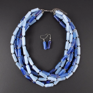 Detalle del conjunto de collar y pendientes de cuentas de mármol azul multicapa