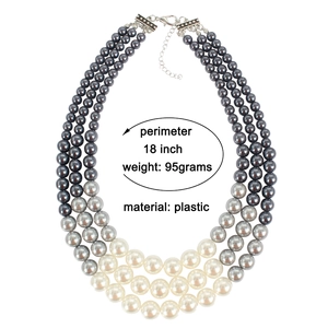 Drielaagse imitatie parelketting met grijs-wit verloop en zilveren karabijnsluiting