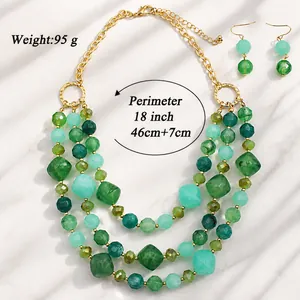 Collier plastron bohème multicouche avec perles en résine verte et chaîne dorée