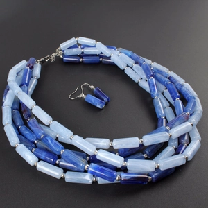 Detalle de cuentas de mármol azul en el conjunto de collar y pendientes de estilo africano