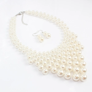 Vue détaillée du collier plastron à perles multicouches et des boucles d'oreilles assorties