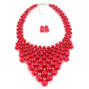 Vue détaillée du collier de perles rouges multicouches et des boucles d'oreilles assorties