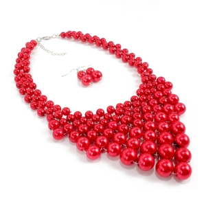 Détail d'un collier de perles rouges multicouches avec boucles d'oreilles assorties