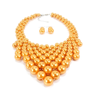 Vue détaillée du collier plastron multicouche en perles orange et boucles d'oreilles clous
