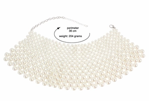 Vista detallada del collar de perlas blancas multicapa con especificaciones de peso y talla