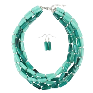 Conjunto de collar de cuatro capas con cuentas verdes estilo africano y textura de mármol