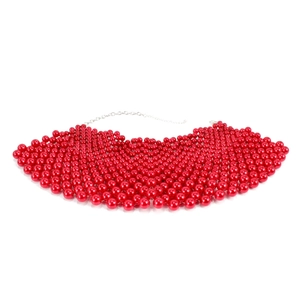 Detalle de collar de perlas rojas tejidas con cierre de langosta plateado ajustable